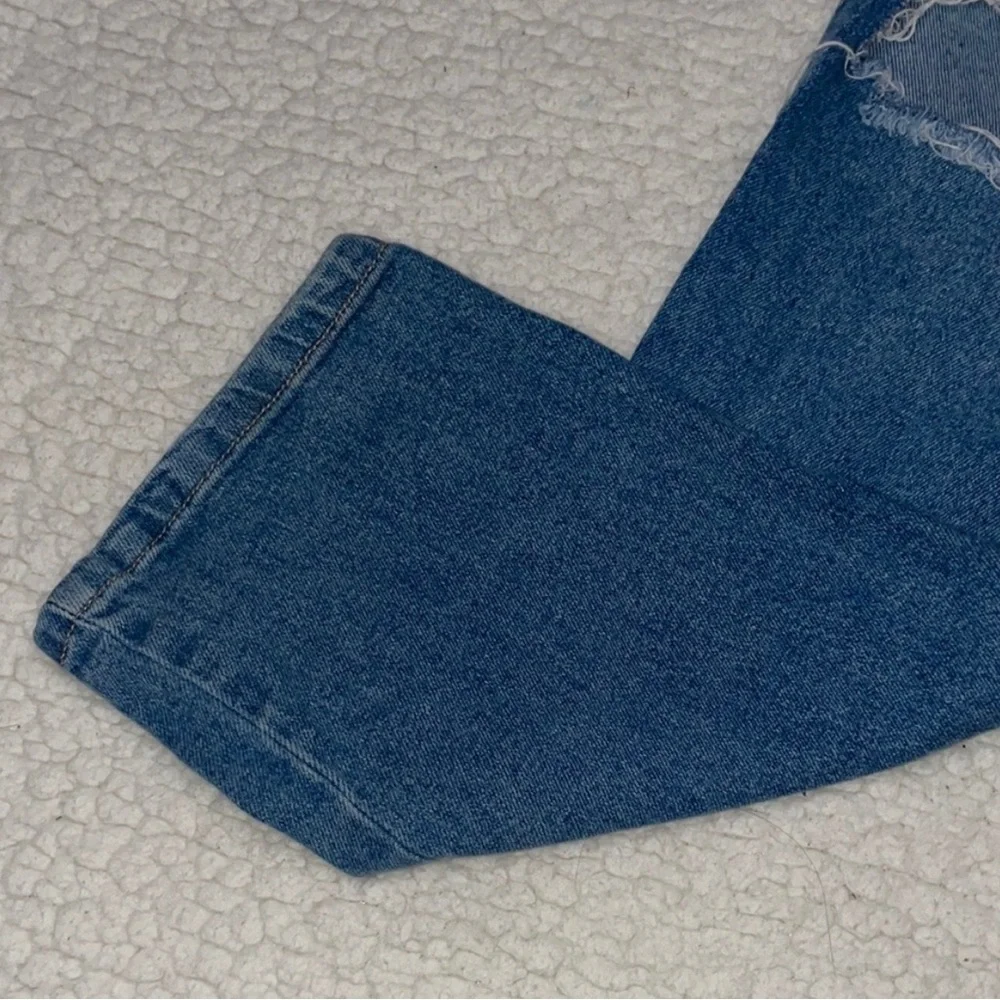 Stylish Blue Distressed Women's Jeans - Picture 6 of 7